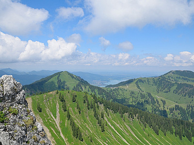 Der Tegernsee ist zwischen Setzberg und Wallberg zu sehen