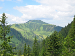 Der Wallberg, links das Wallberghaus