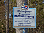 Der Weg zum Blomberghaus findet sich am rechten Rand des Parkplatzes