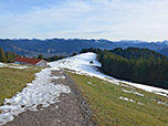 Blick über die Wackersberger Alm zum Blombergkreuz und Heigelkopf