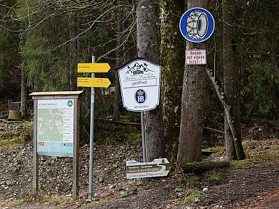 Am Parkplatz Kurvenlift starten wir nach Westen unsere Tour