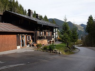 Durch den Wald und vorbei an einer privaten Hütte...