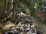 Steil zieht sich nun der Weg nach Nordwesten den Berg hinauf