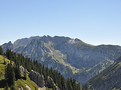 Hochplatte (2082 m), davor der Gabelschrofen (1989 m)