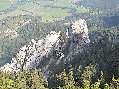 Kabine der Tegelbergbahn vor dem Gelber Wandschrofen