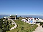 Tegelberghaus (1707 m) mit Aussichtsplattform