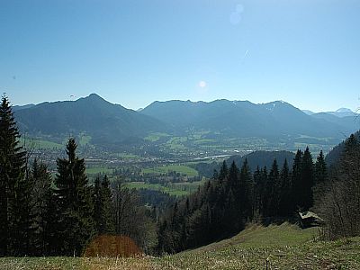 Der Blick nach Osten über den Isarwinkel zum Geierstein und zur Seekarkreuz