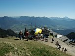 Ein weiterer Gleitschirmflieger startet in den Isarwinkel