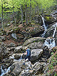 ...gilt es den Arzbach an einem Wasserfall zu überqueren