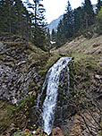 Wir passieren einen Wasserfall...