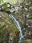 ...zu einem kleinen Wasserfall hinauf