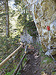 Nach der Brücke passieren wir eine weitere Felswand