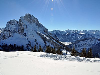 ... und genießen die Aussicht rechts ...