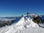 Rechts vom Kreuz beginnt die Rodelbahn