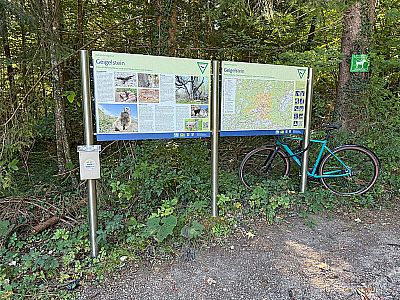 An der großen Infotafel...