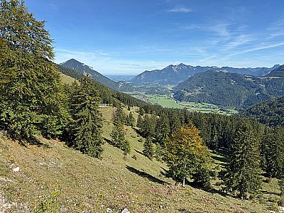 Links vom Hochgern zeigt sich nun die Hochplatte