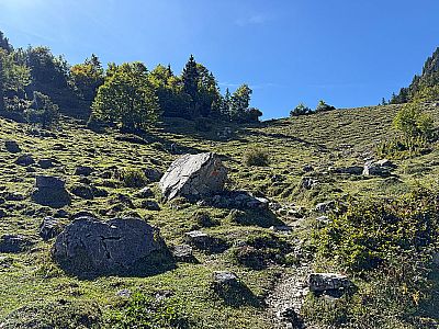 In mehreren Kehren wandern wir bergauf...