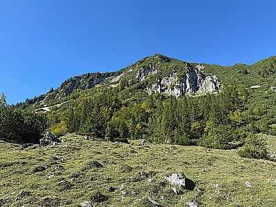 Rechter Hand erhebt sich der Breitenstein