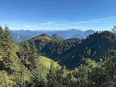 Blick über die Rudersburg zu den Berchtesgadener Alpen und zu den Loferer Steinbergen
