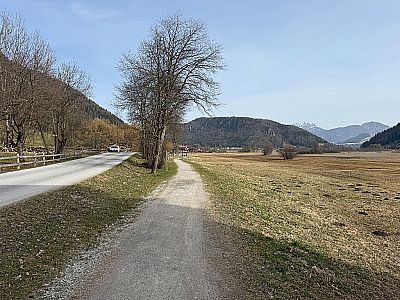 Vom Parkplatz am Schwemmturm folgen wir kurz der Straße...