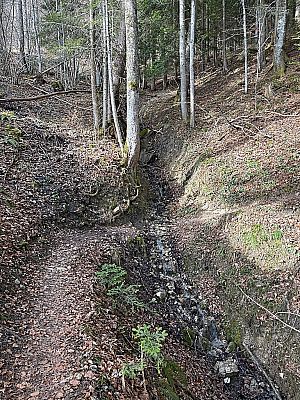 Wir passieren einen Graben...