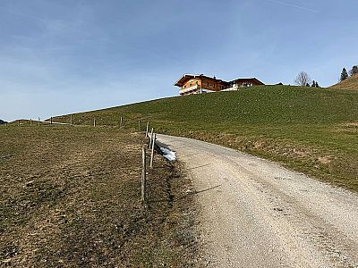 Dieser leitet uns zuerst zu einem Gehöft empor