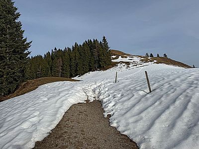...und halten uns an der folgenden Verzweigung rechts