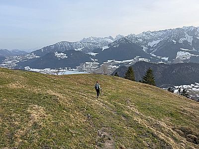 ...und wir setzen den Abstieg auf einem Wiesenweg fort