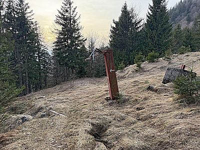 ...halten wir uns an den Überresten einer Materialseilbahn links...