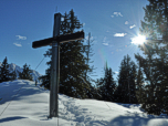 Das Gipfelkreuz des Gamskogel in der Sonne