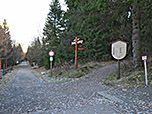 Am Ende der Teerstraße wenden wir uns nach rechts...