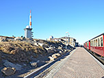 Blick vom Brockenbahnhof zum Brockenhotel und zum Sendeturm