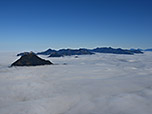 Die Chiemgauer Alpen spitzen aus der Nebelsuppe heraus