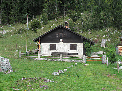 ...vorbei an dieser Bergwachthütte...