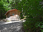 Wir passieren eine Holzhütte