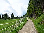 Vor uns erblicken wir bereits die Brunnenkopfhütte
