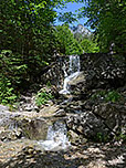 ...und passieren einen Wasserfall