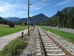 Hier überqueren wir den Bahnübergang