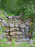 Kleiner Wasserfall am Wegesrand