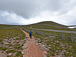 ...und halten über den moderat ansteigenden Weg auf den Cairn Gorm zu