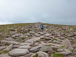 ...und wir erreichen die weitläufige Gipfelfläche des Cairn Gorm