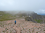 Vom Gipfel wandern wir in den Sattel vor dem Cairn Lochan hinunter