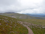 Wir verlassen den Cairn Lochan und steigen in nordwestlicher Richtung ab