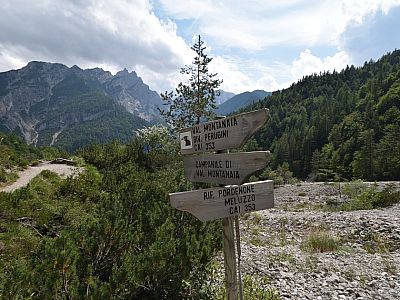 Auf der linken Seite führt der Weg bergab direkt zum Rifugio Pordenone