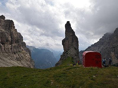 Das feuerrote Bivacco Giuliano Perugini