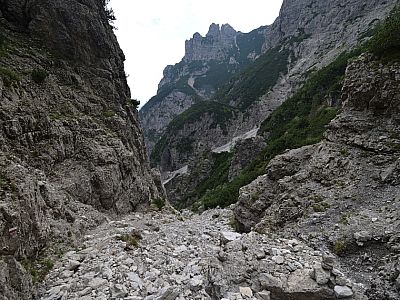 ... durch die felsige Landschaft ... 