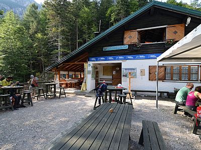 Auf der Hüttenterrasse gönnen wir uns einen Rotwein