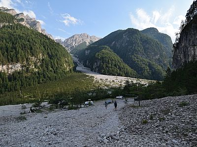 ... die Ausläufer des Schotterfelds erreichen wir wieder den Parkplatz.