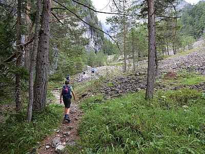 Auf der linken Talseite starten wir nach Nordwesten mit dem Aufstieg