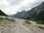Über die Schotterstraße fahren wir tief in das Val Cimoliana